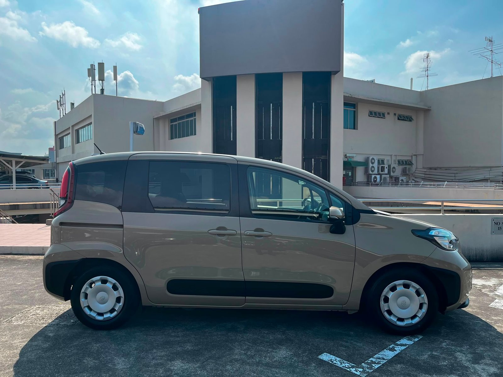 Toyota Sienta Hybrid 1.5X photo 4